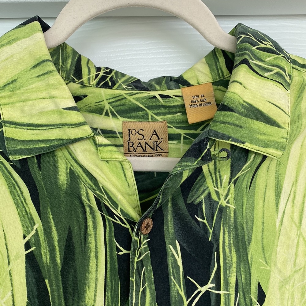 Jos A Banks Mens button down short sleeve camp shirt